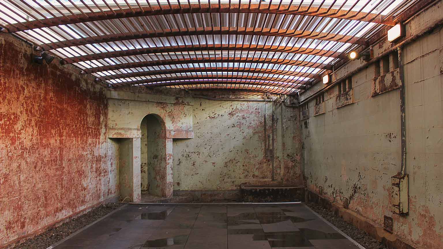 Read more about the article 元留置場アートギャラリー The ロックアップ